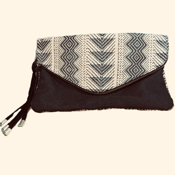 EXPRESS Envelope Faux Snakeskin Clutch - Picture 3 of 15